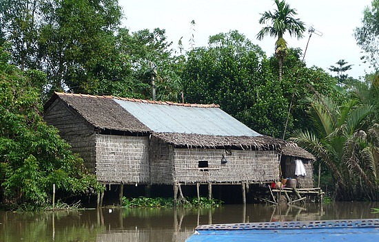 1.1288740217.house-on-stilts-on-the-mekong-river